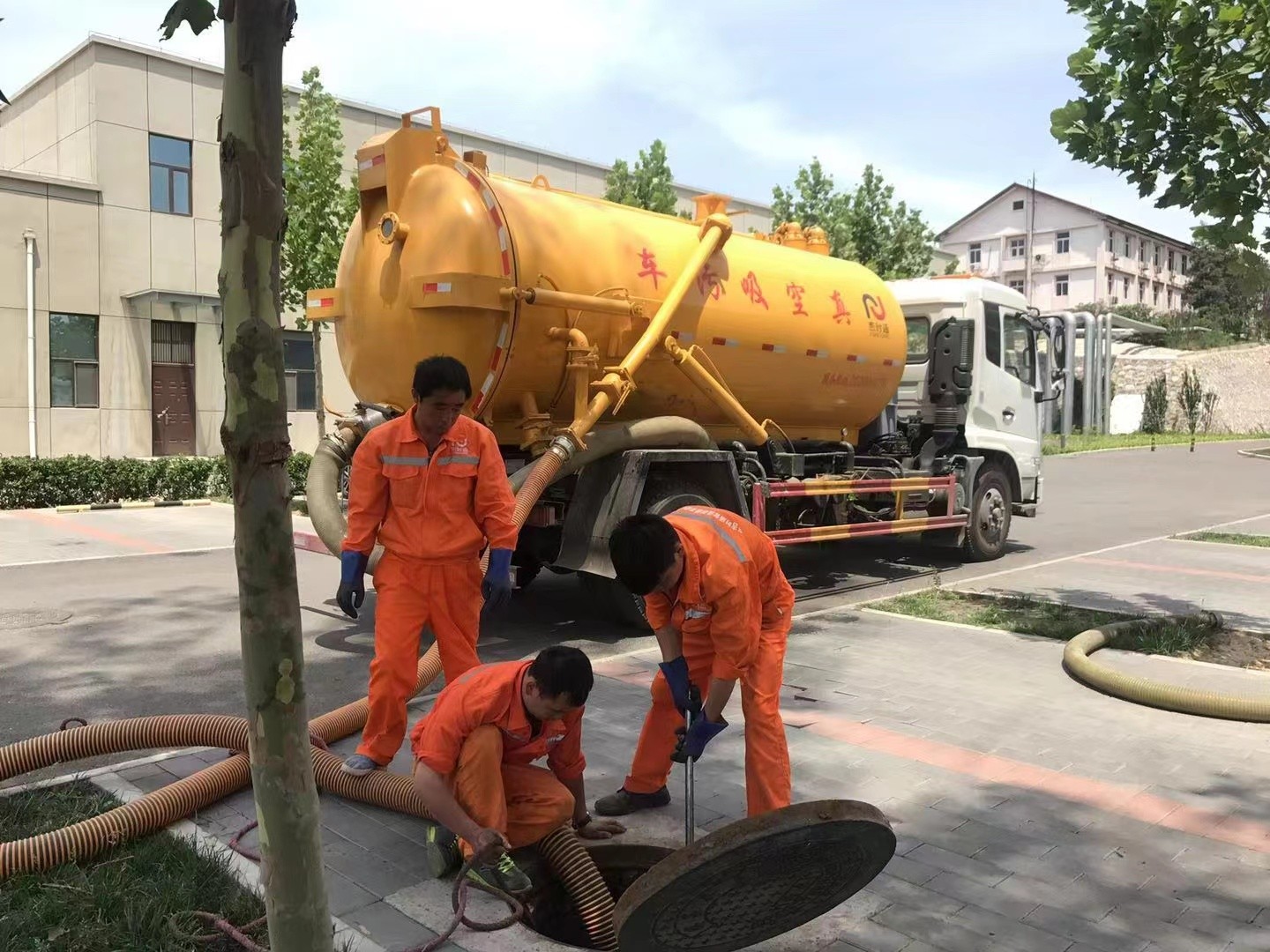 平川管道疏通车停在窨井附近