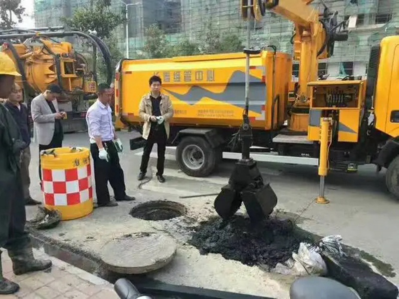 平川街道：网格员化身“清道夫”，为民解忧疏通“堵心”化粪池